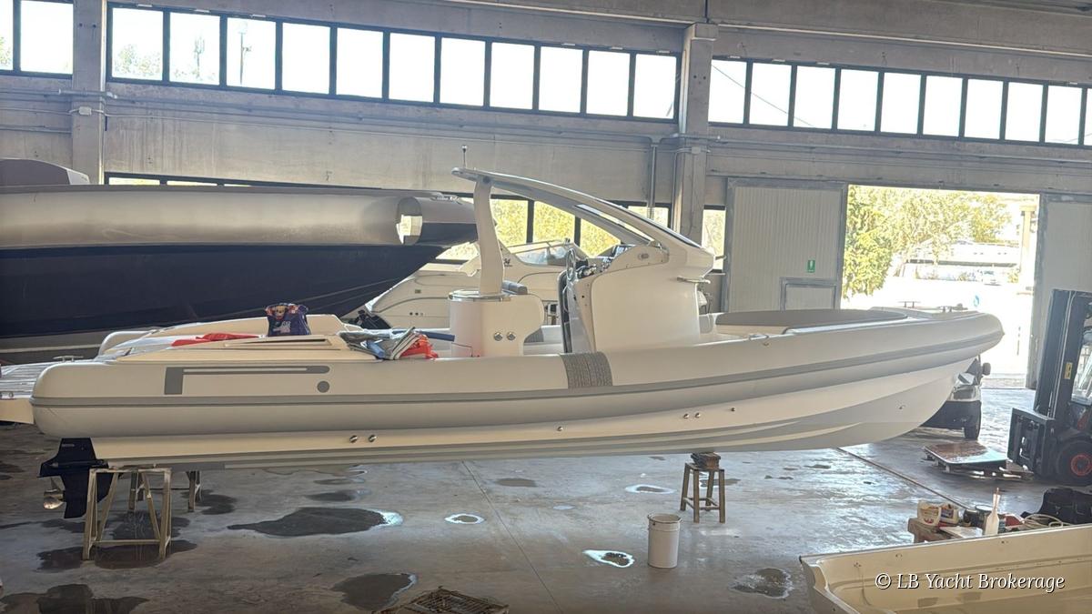 Pirelli PZero 1000 Cabin noleggio Napoli