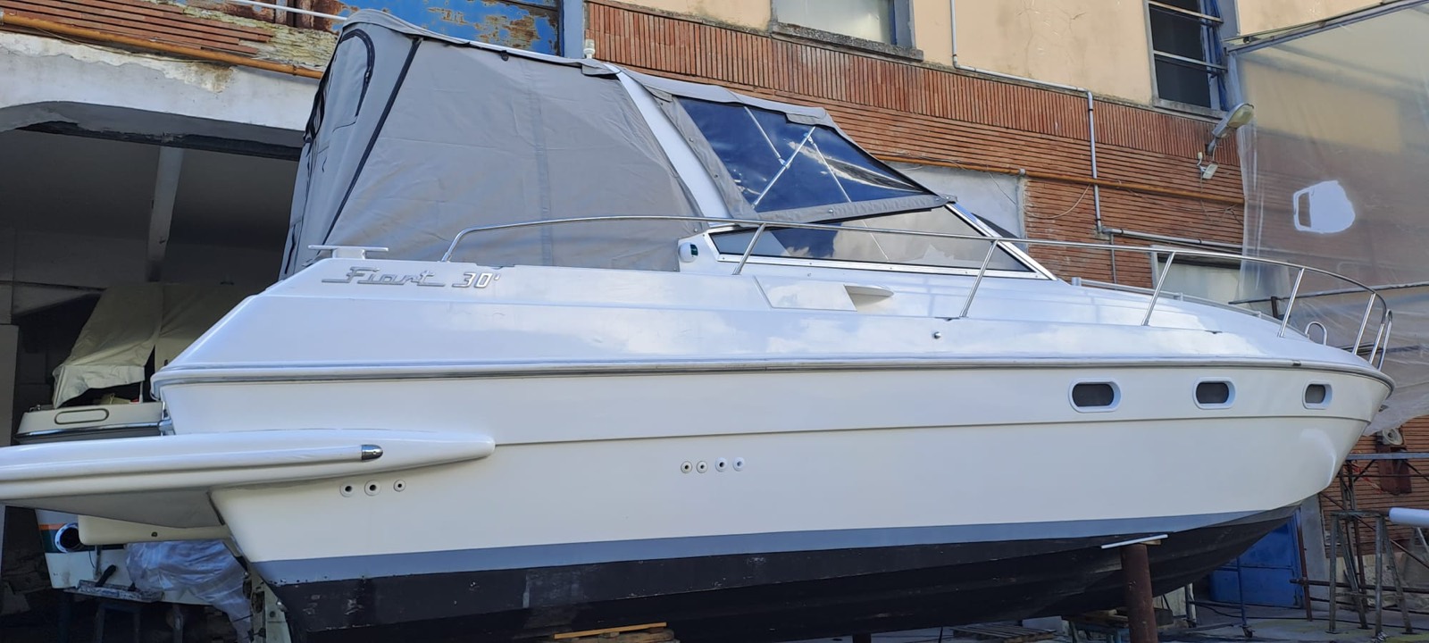 Fiart 30 in vendita, vista laterale – 2x Volvo Penta 231 CV diesel