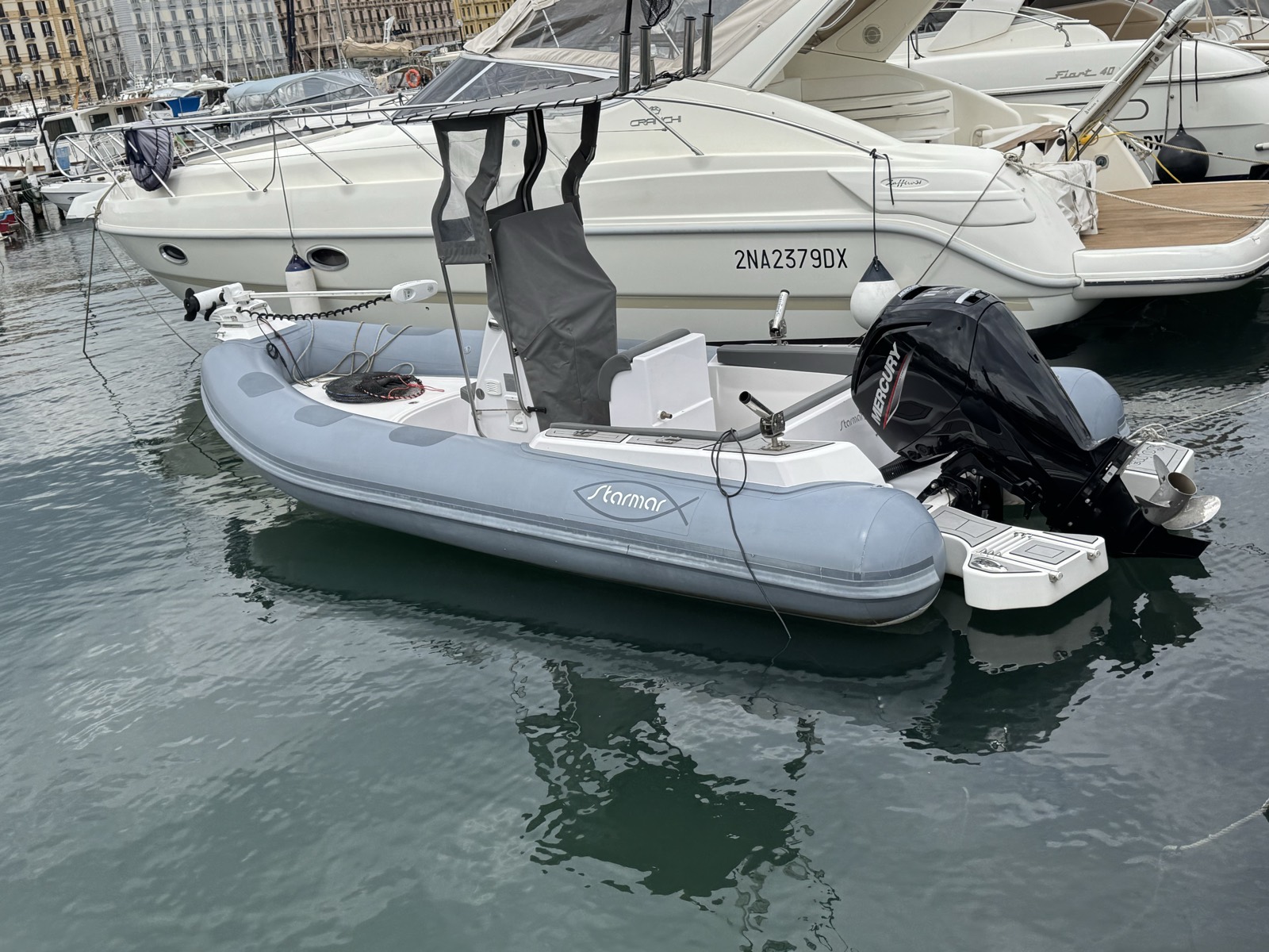 Starmar 615 Enjoy 2023, gommone da pesca con Mercury 115 – vista laterale in acqua a Napoli